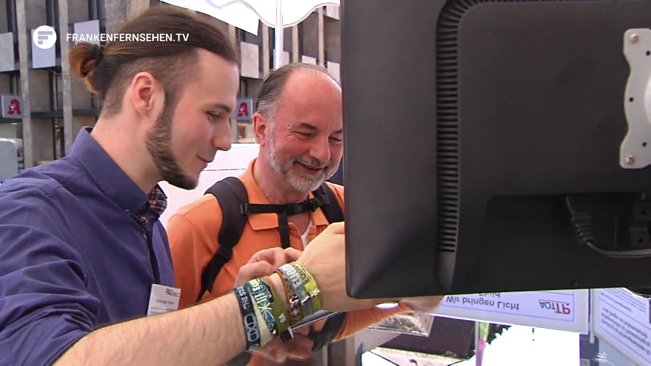 Maximilian Piszko explaining the DLS experiment (screenshot from Frankenfernsehen TV)