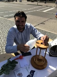 photo of Cédric Giraudet preparing the capillary viscometer