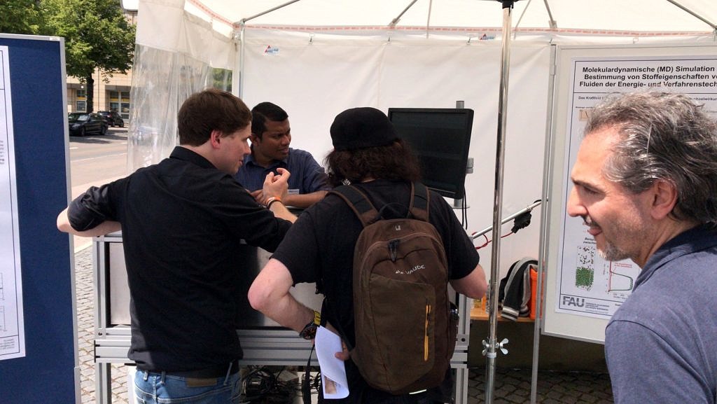 photo of Ubaya Higgoda and Tobias Klein explaining the DLS experiment