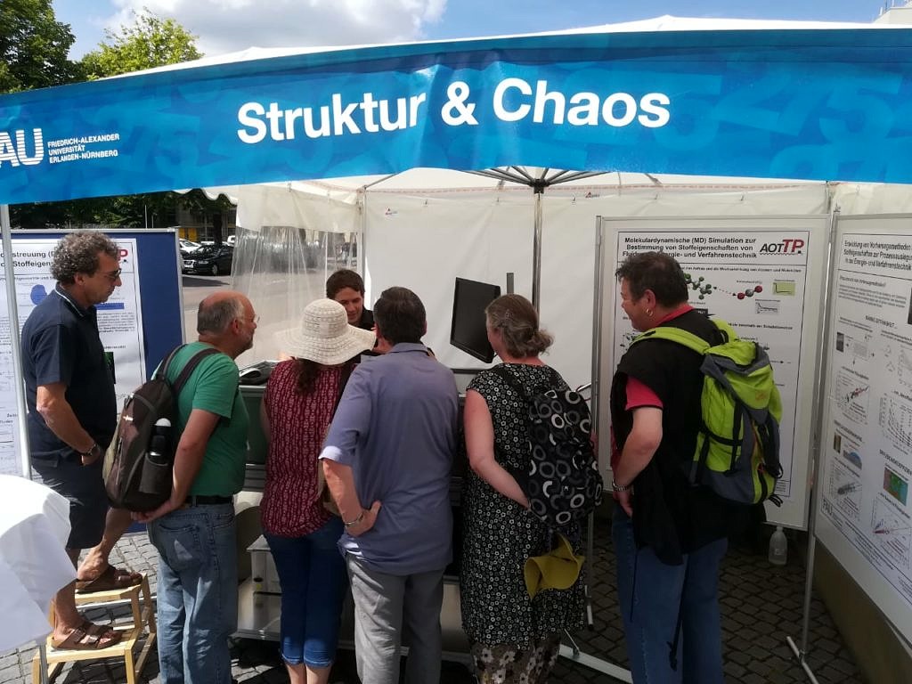 photo of interested visitors watching the DLS experiment