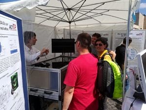 photo of Thomas Koller explaining the DLS experiment to the FAU President Joachim Hornegger