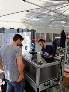 photo of Maximilian Piszko demonstrating the DLS setup