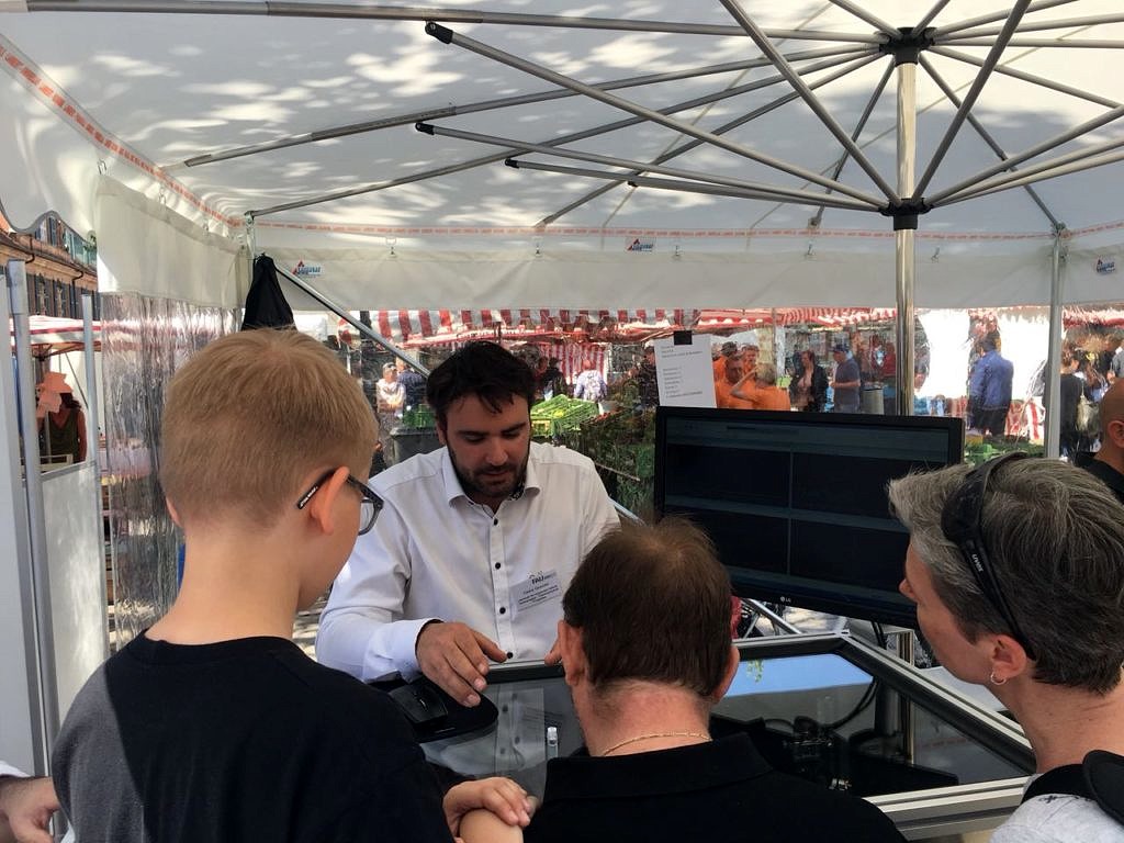 photo of Cédric Giraudet demonstrating the viscosity measurement by DLS