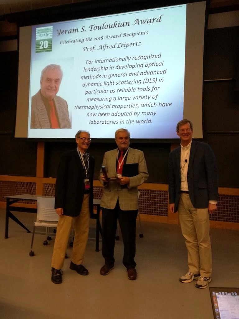 Photo of Alfed Leipertz being handed over the 2018 Yeram S. Touloukian Award from Dan Friend