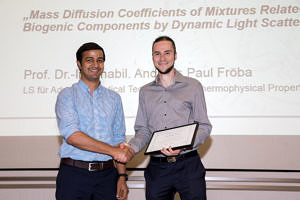 Photo showing how Maximilian Piszko is handed over the SPIE-FAU Best Thesis Award 2018