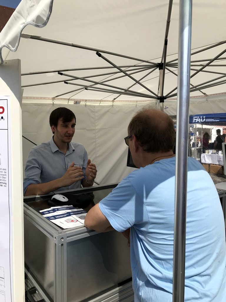 photo of Manuel Kerscher explaining the DLS experiment