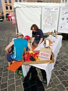 photo of Michael Rausch explaining viscosity to some kids