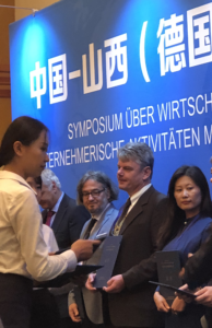 photo of the handing over of the certificate as High-End Foreign Talent of Shanxi Province to Andreas P. Fröba