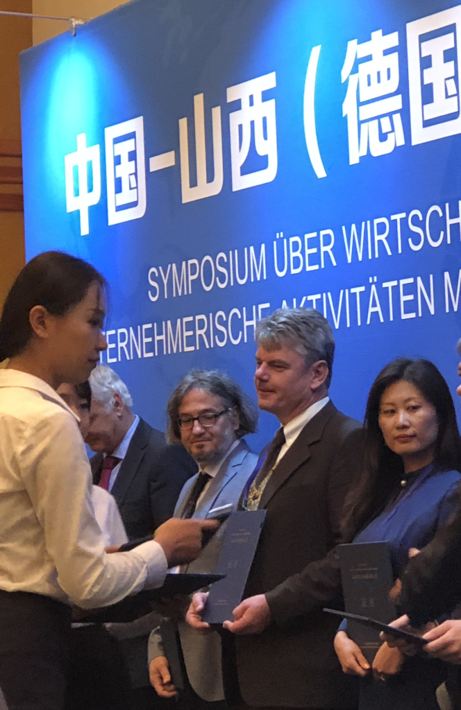 photo of the handing over of the certificate as High-End Foreign Talent of Shanxi Province to Andreas P. Fröba