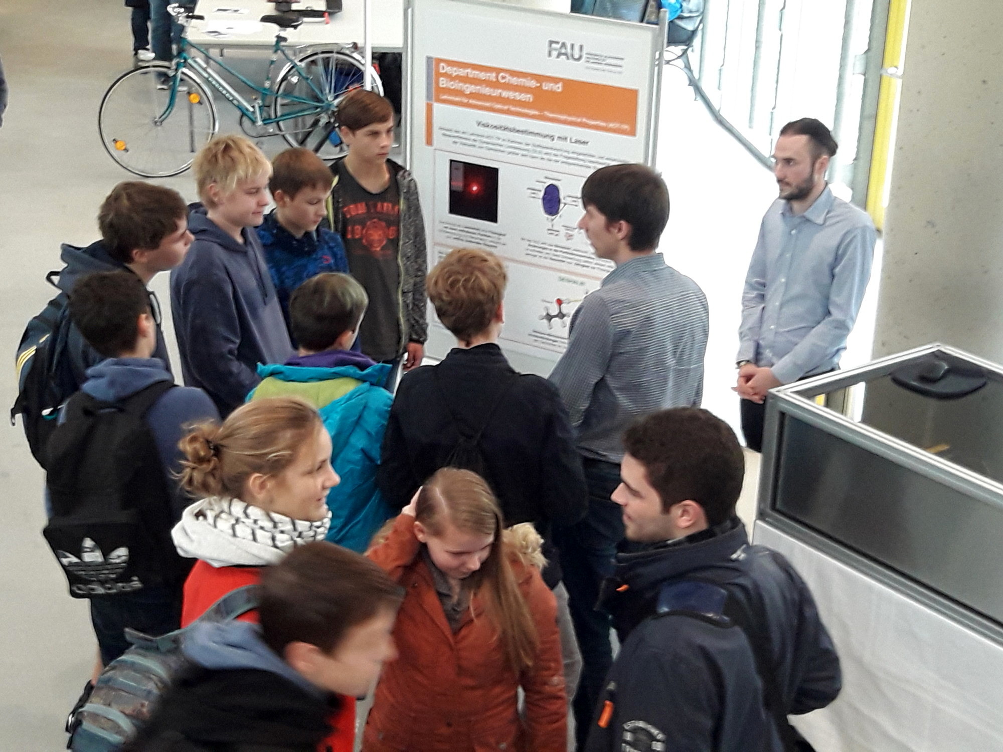 Thomas Koller and Maximilian Piszko introducing the principle of dynamic light scattering to some pupils