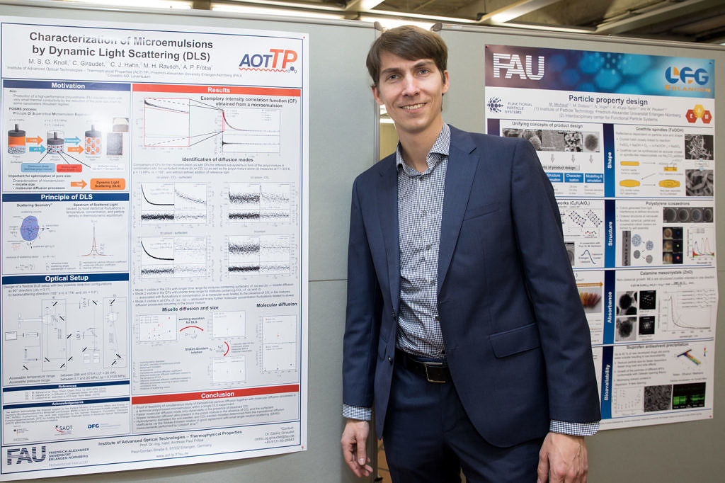 photo of Thomas Koller in front of the poster he presented at the Day of the Faculty of Engineering of FAU in 2018