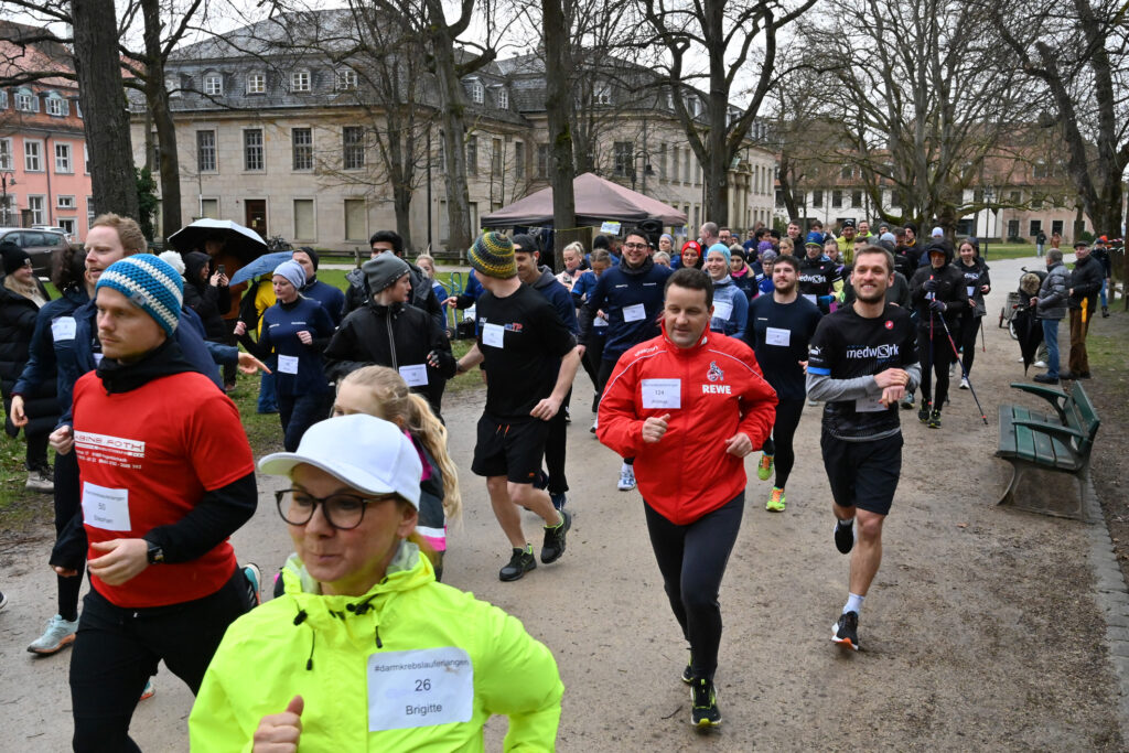 The picture shows the participants of the Colon Cancer Run 2023 in the Schlossgarten of Erlangen, where several members of AOT-TP also took part.