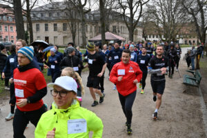 The picture shows the participants of the Bowel Cancer Run 2023 in the Schlossgarten of Erlangen, where several members of AOT-TP also took part.