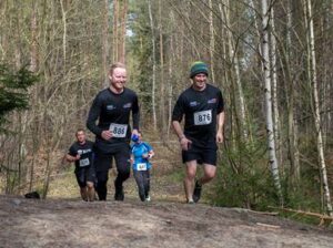 picture showing Julius Kühl and Tobias Klein at the Winterwaldlauf 2023 wearing the AOT-TP shirts