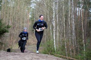 picture showing Frances Lenahan and Johanna Hofmann at the Winterwaldlauf 2023 wearing the AOT-TP shirts