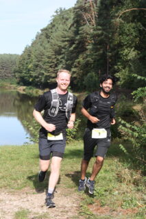 Julius Kühl and Saad Idrees during the Karpfenweiherlauf 2024 (Foto: Luisa Haimann)