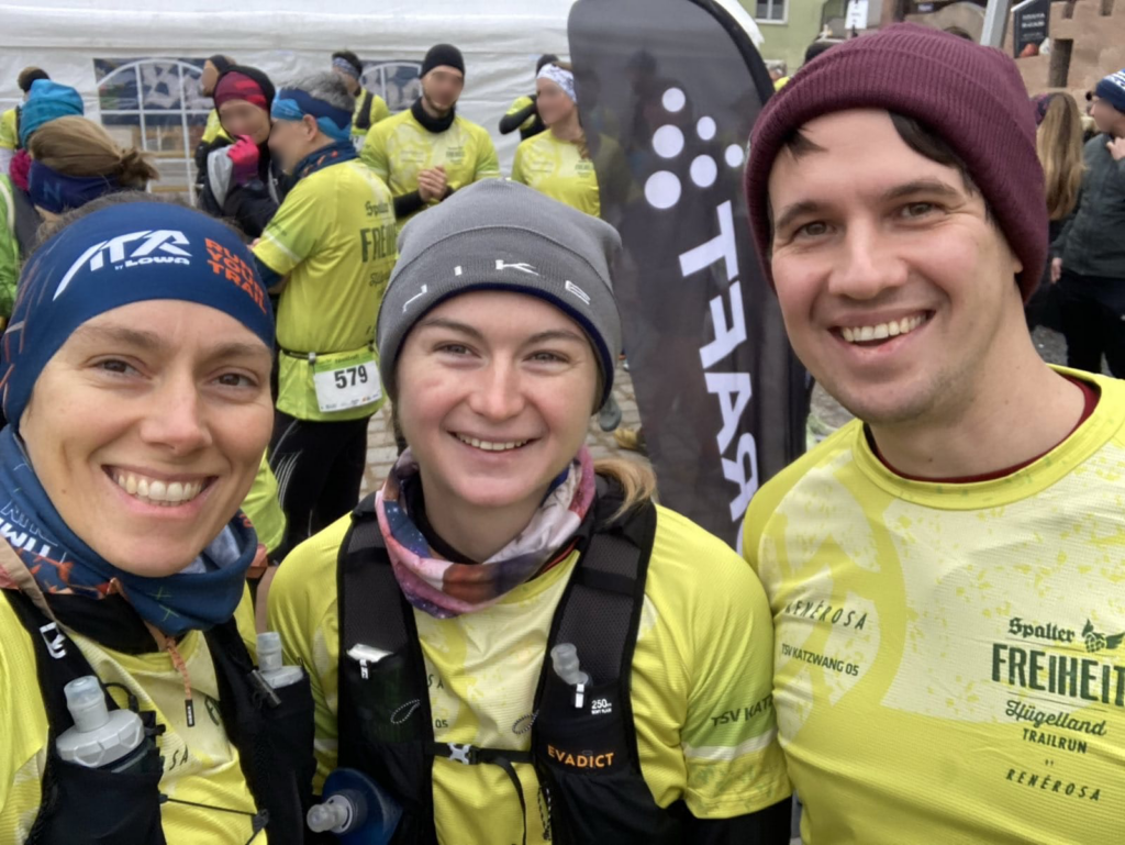 photo showing Marlene Reuschel, Frances Lenahan and Tobias Klein before the Spalter Hügelland Trailrun 2024