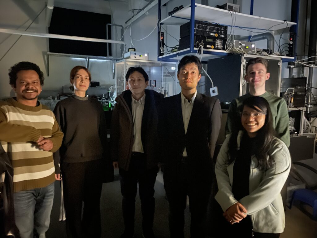 Photo showing Eita Shoji and Akira Yoko with AOT-TP members in the lab