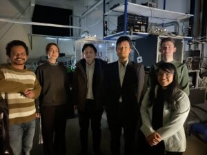 Photo showing Eita Shoji and Akira Yoko with AOT-TP members in the lab