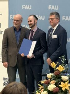 Photo showing Maximilian Piszko with Prof. Michael Wensing and Prof. Marc Stamminger after receiving the Dissertation Award of the Faculty of Engineering of FAU